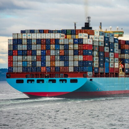 Foto eines Containerschiffes auf offenem Meer.