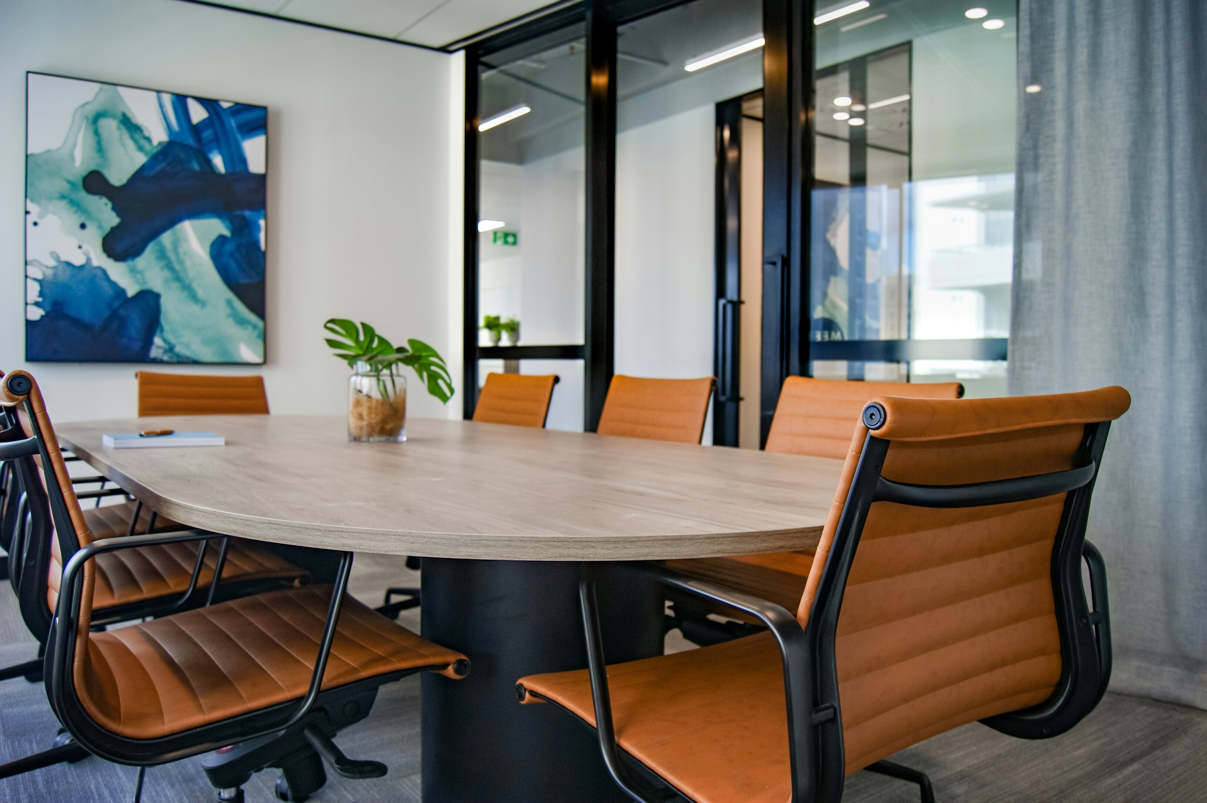 Ein schicker Meetingraum in einem modernen Büro